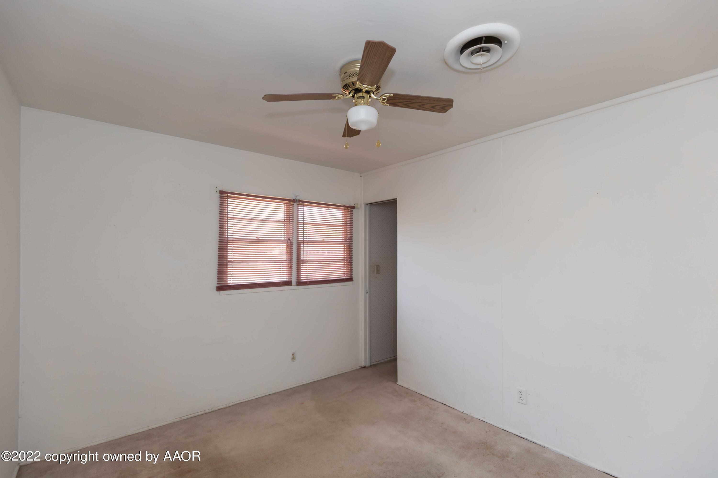 5138 Crockett Street Amarillo, TX 79110 - Photo 15 of 35 an empty room with a window