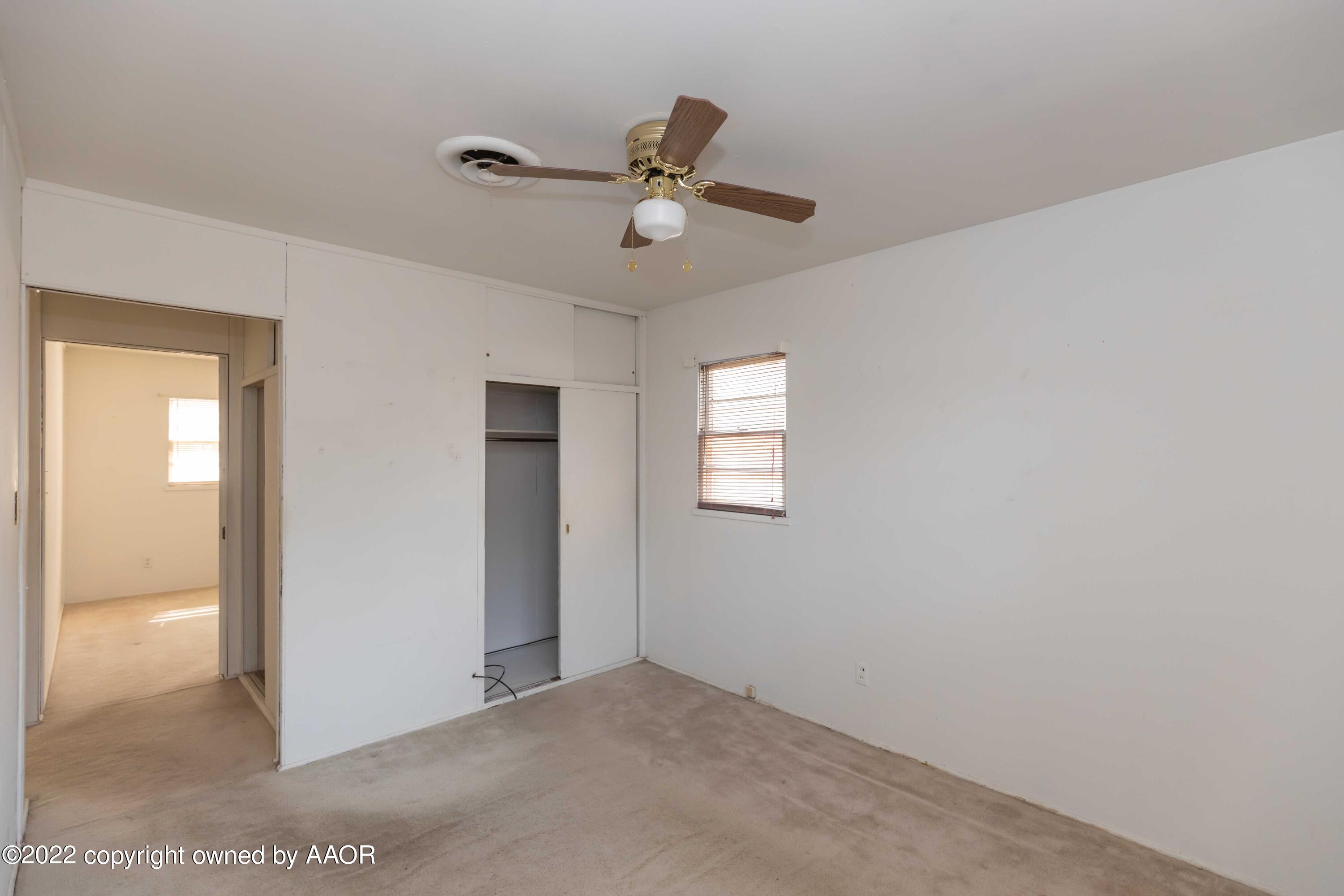 5138 Crockett Street Amarillo, TX 79110 - Photo 17 of 35 a view of empty room with ceiling fan