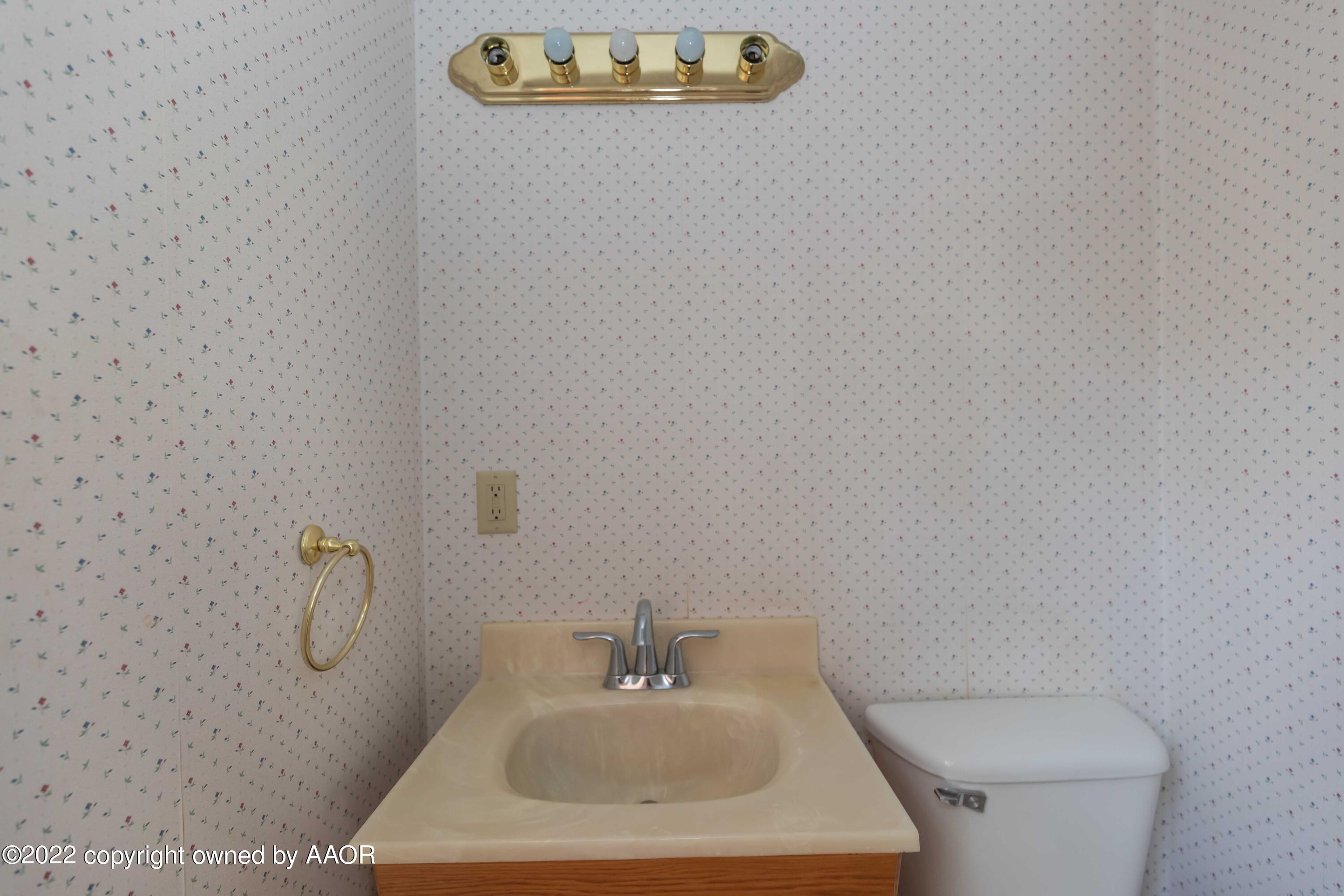 5138 Crockett Street Amarillo, TX 79110 - Photo 18 of 35 a bathroom with a sink toilet and mirror