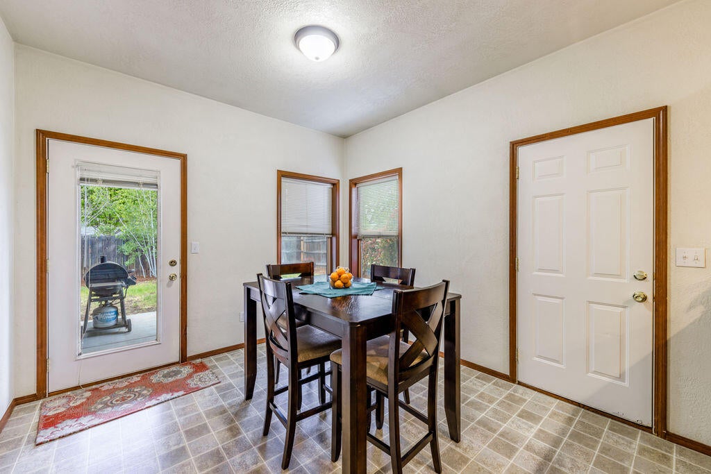 858 South Haskell Street Central Point, OR 97502 - Photo 13 of 31 HD-22