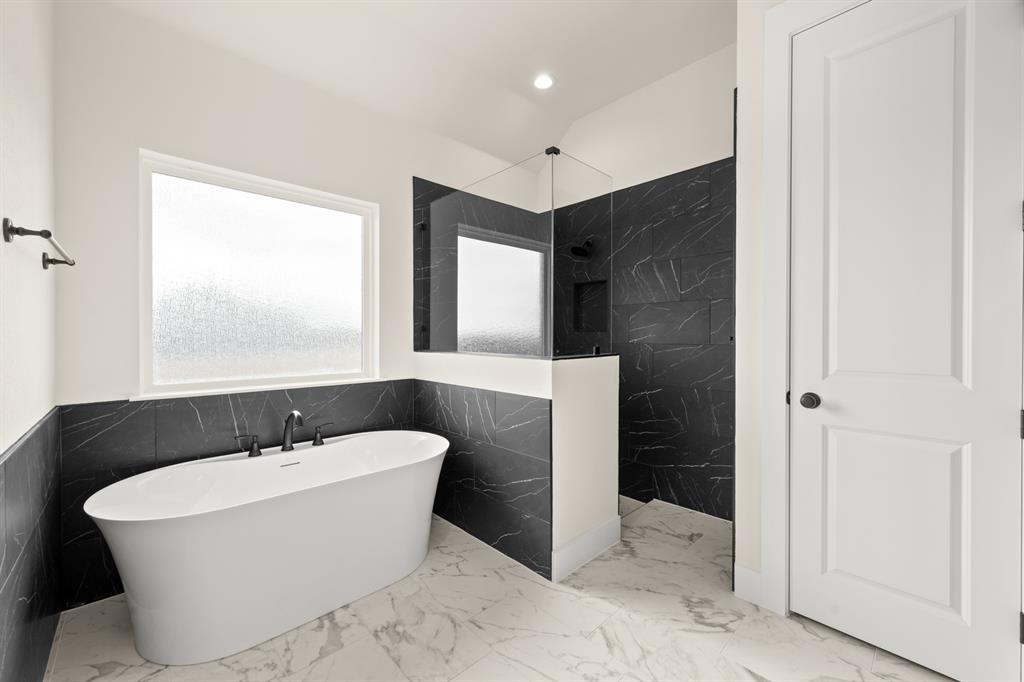 115 Blackstar Lane Decatur, TX 76234 - Photo 20 of 29 115 Blackstar- Primary Suite-3