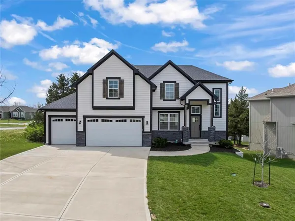 $647,000 | 15511 Spruce Street, Basehor, KS 66007