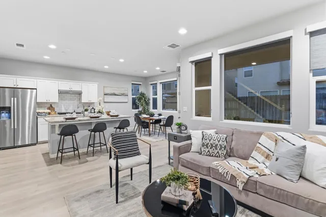 $399,000 | 859 Lassen Lane West, Madera, CA 93636