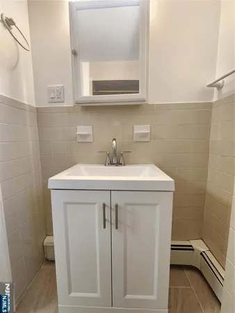 $1,700 | 261 Clifton Avenue, Unit 1, Clifton, NJ 07011