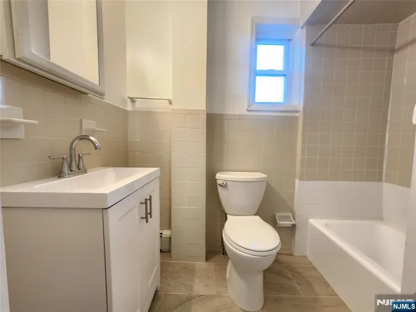 $1,700 | 261 Clifton Avenue, Unit 1, Clifton, NJ 07011