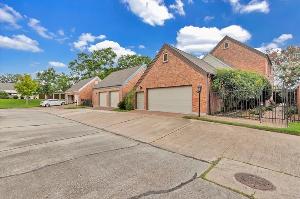 $377,800 | 7631 Ameswood Road, Houston, TX 77095