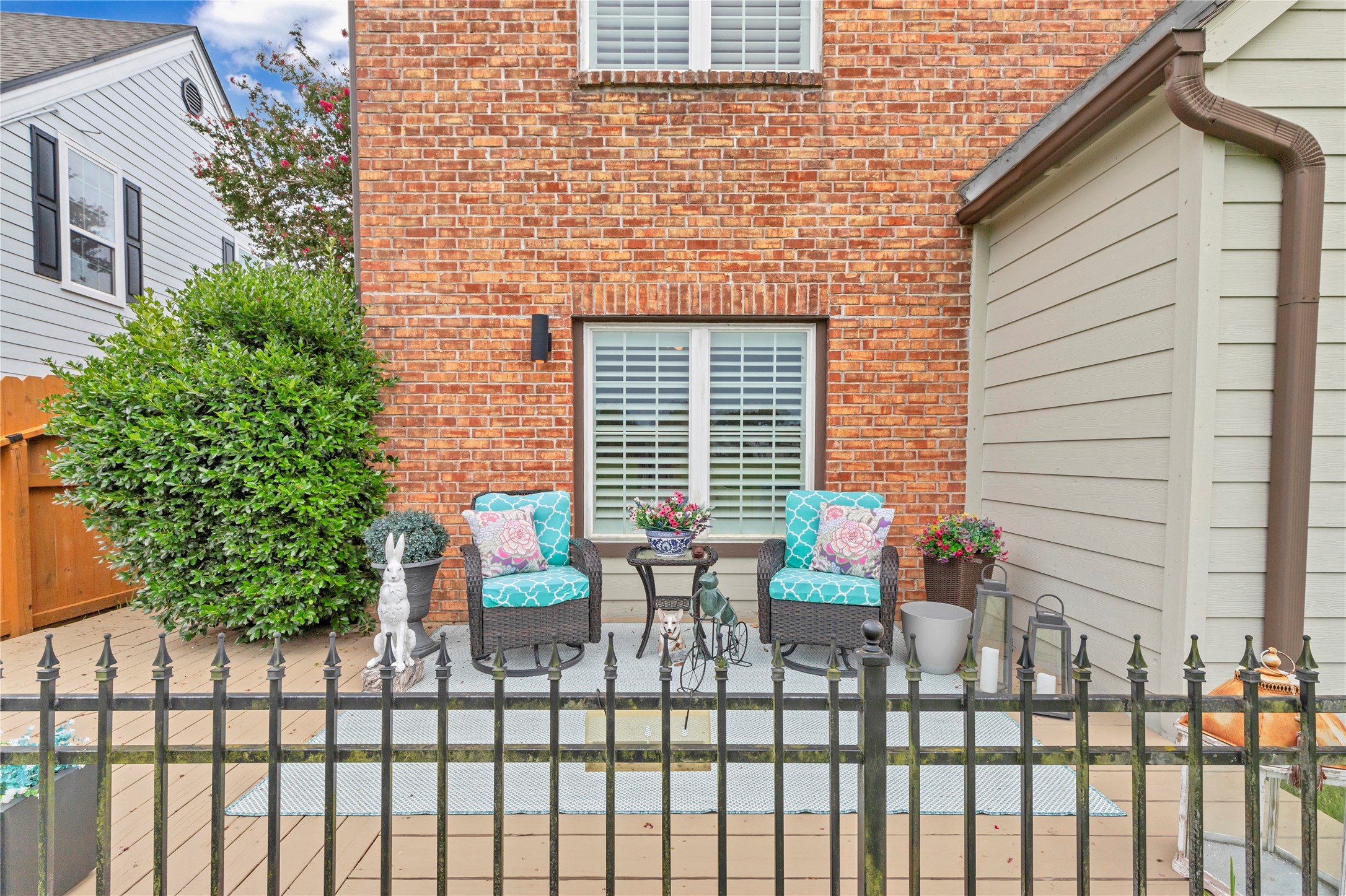 7631 Ameswood Road Houston, TX 77095 - Photo 32 of 33 a view of a chairs and table in the balcony