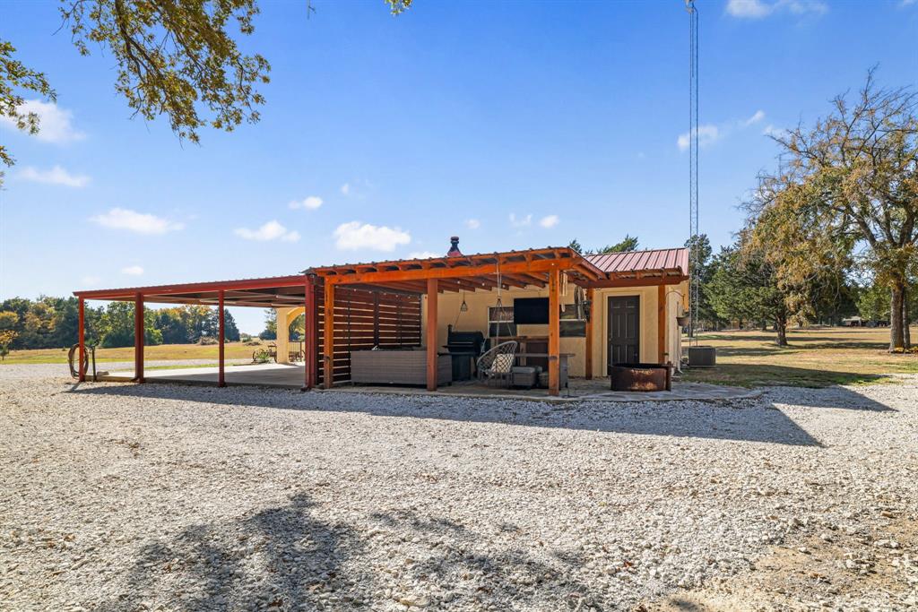 595 Navajo Road Whitesboro, TX 76273 - Photo 2 of 32