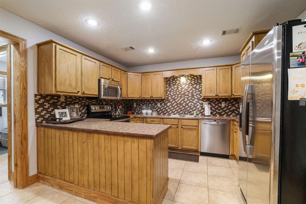 595 Navajo Road Whitesboro, TX 76273 - Photo 6 of 32