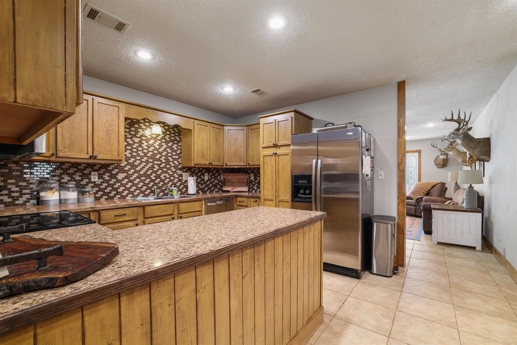 595 Navajo Road Whitesboro, TX 76273 - Photo 7 of 32