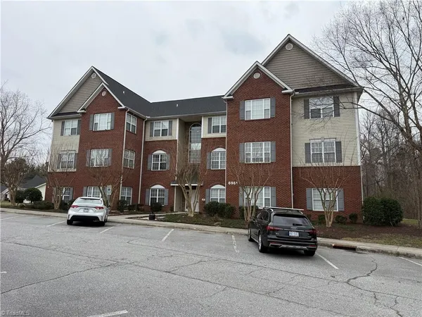 $1,300 | 6981 Hanesbrook Circle, Unit 204, Clemmons, NC 27012