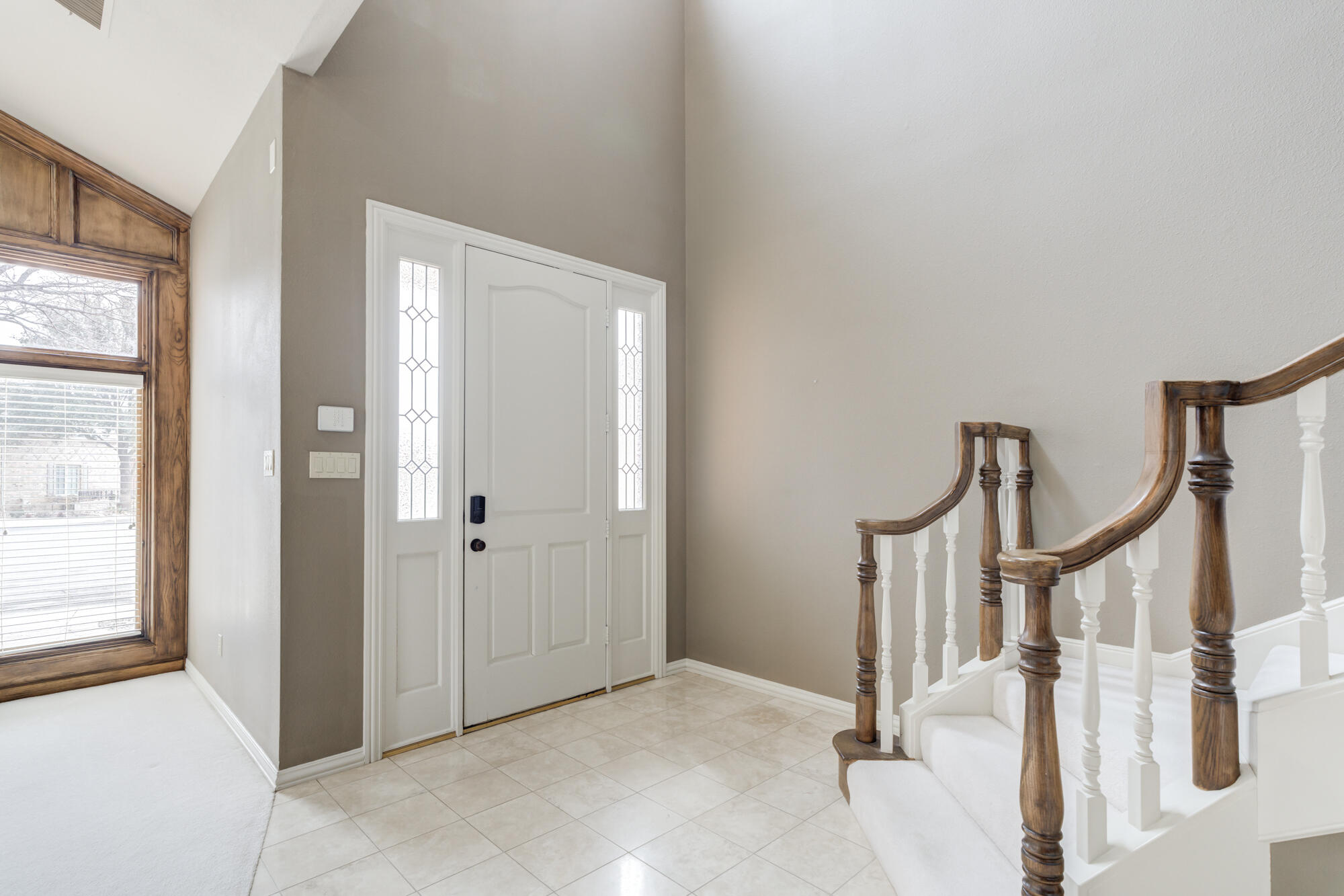 8902 York Place Lubbock, TX 79424 - Photo 5 of 54 a view of an entryway with a livingroom