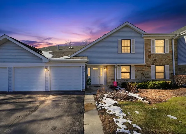 $279,000 | 1220 Plum Tree Court, Unit 2D, Schaumburg, IL 60193