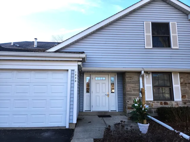 $279,000 | 1220 Plum Tree Court, Unit 2D, Schaumburg, IL 60193