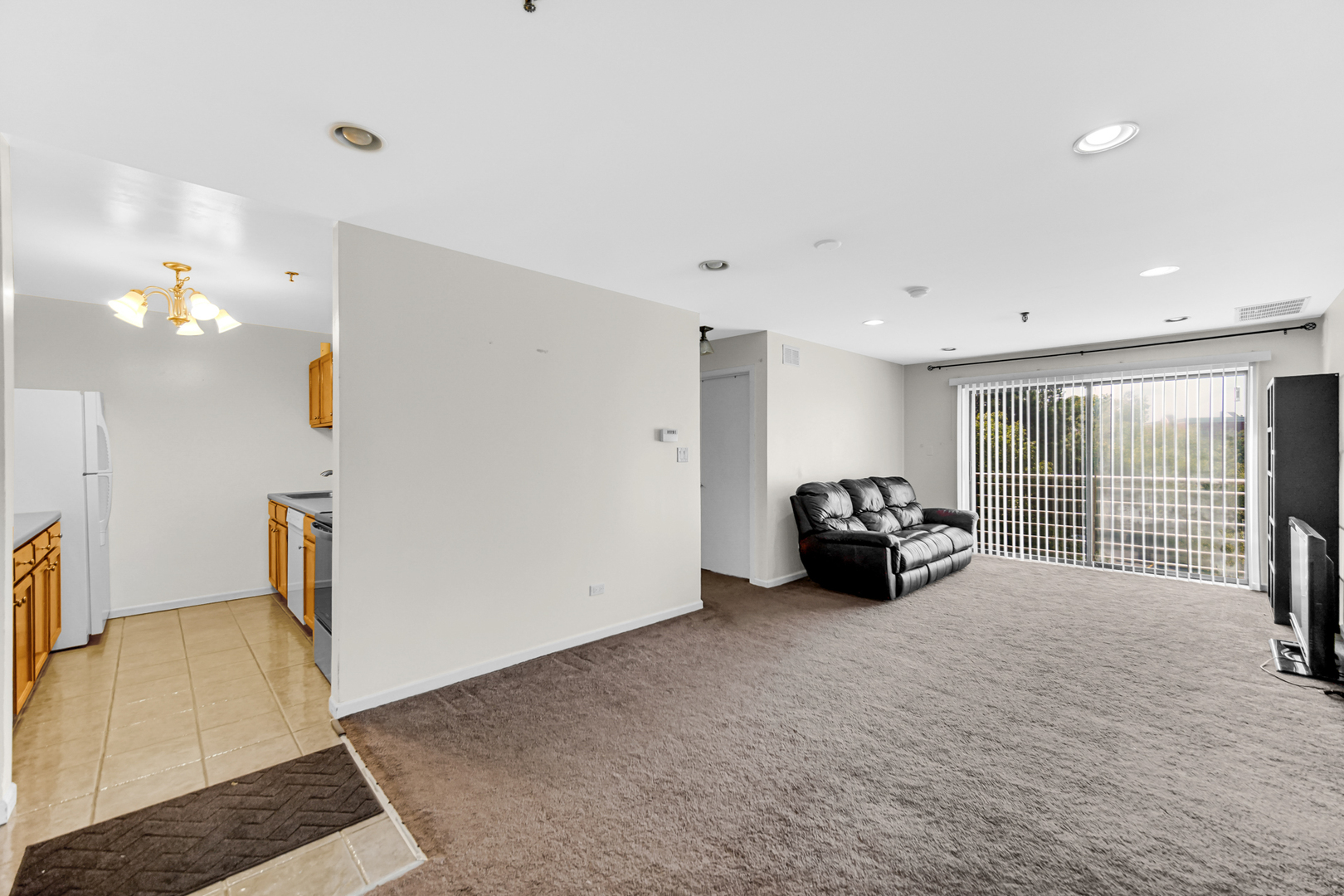 3255 Kirchoff Road, Unit 312 Rolling Meadows, IL 60008 - Photo 7 of 22 a large room with closet and a large window