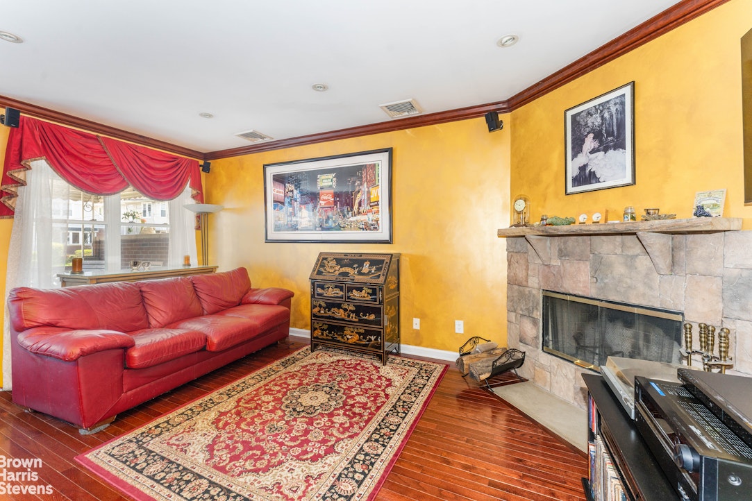 19 150th Street Queens, NY 11357 - Photo 4 of 18