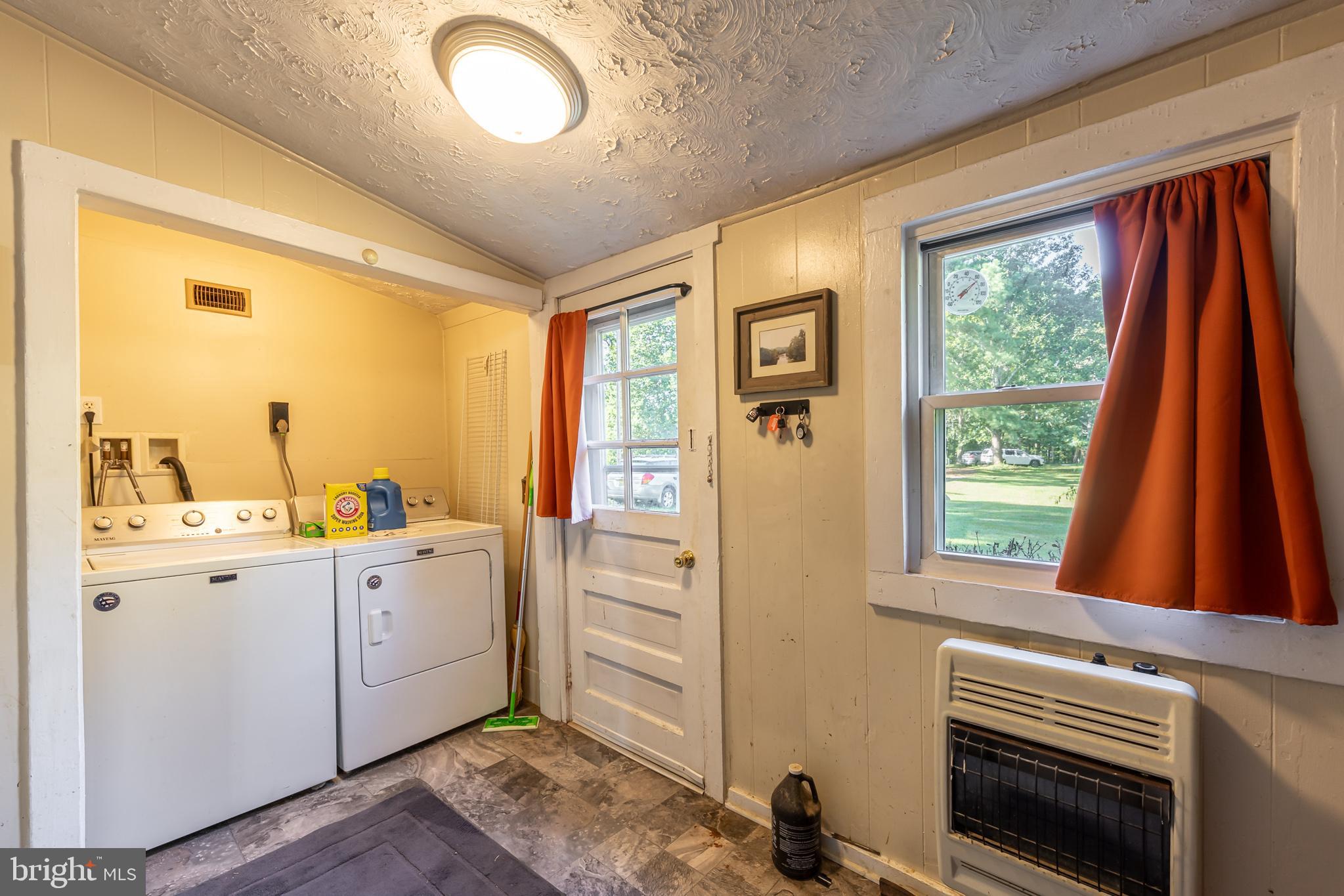 17227 Oakshade Road Orange, VA 22960 - Photo 3 of 19 a view of cabinets and wooden floor