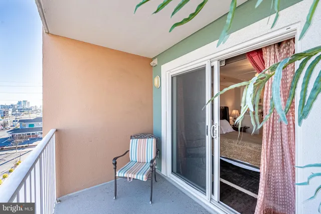a view of livingroom with dining area