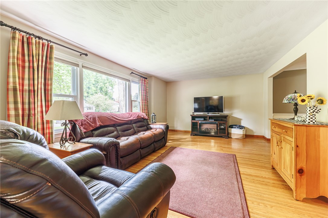 8 Meeting House Road Perinton, NY 14450 - Photo 5 of 40 Living Room