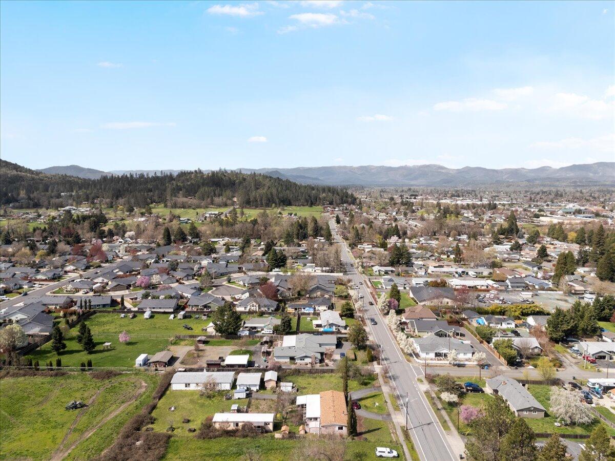 829 West Harbeck Road Grants Pass, OR 97527 - Photo 27 of 36 27-DJI_20250329120530_0004_D