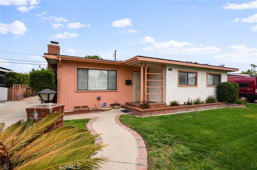 2690 Senasac Avenue Long Beach, CA 90815 - Photo 2 of 39