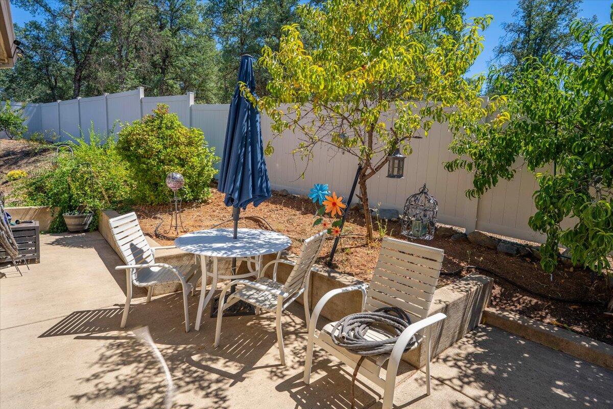 5697 Constitution Way Redding, CA 96003 - Photo 38 of 87 2nd patio