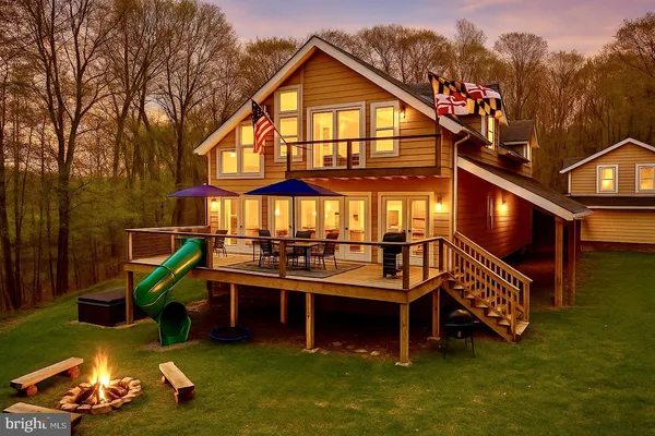 a view of a house with swimming pool in front of it