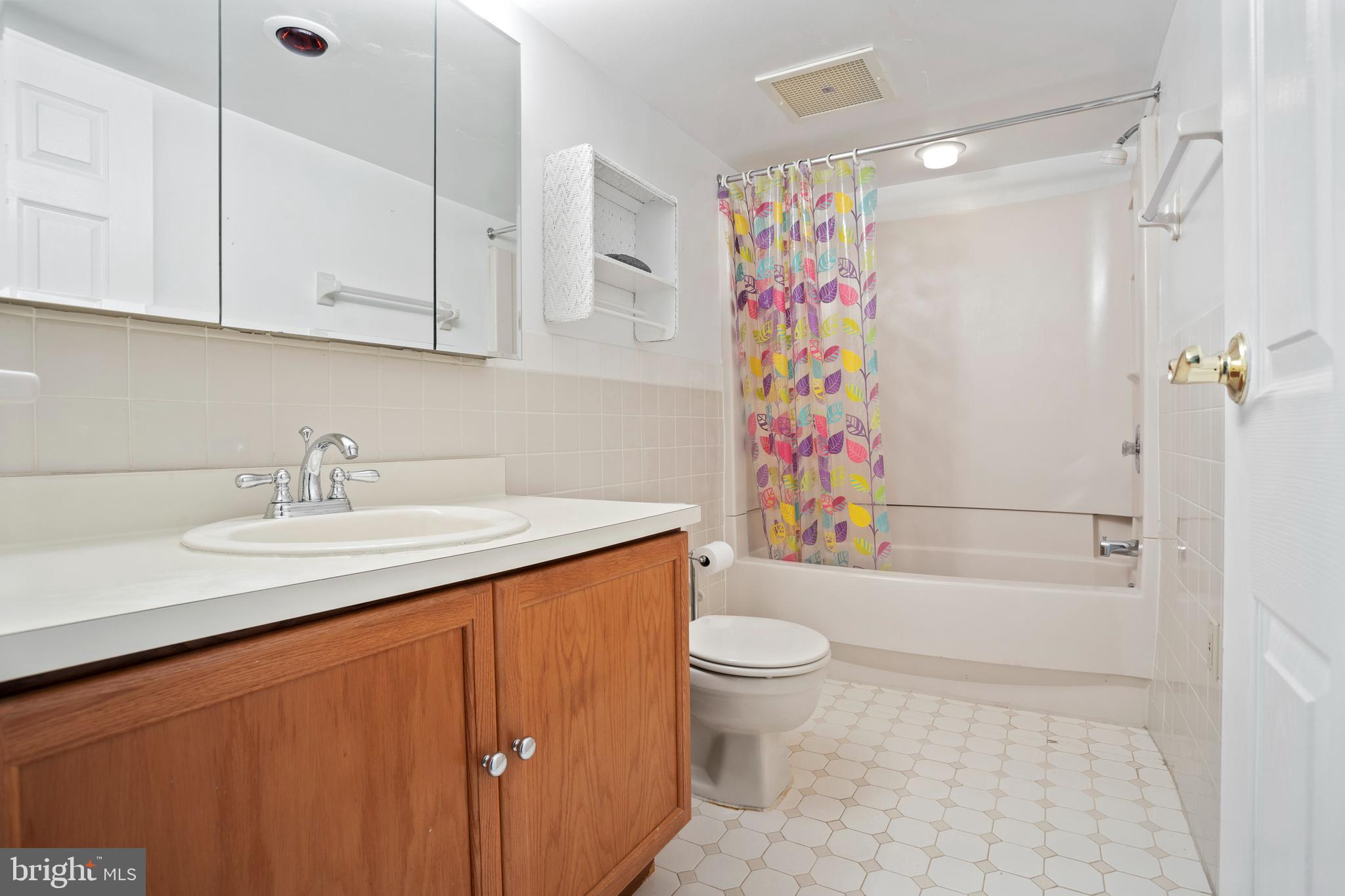 800 Avondale Road, Unit 4L Wallingford, PA 19086 - Photo 17 of 20 Bathroom