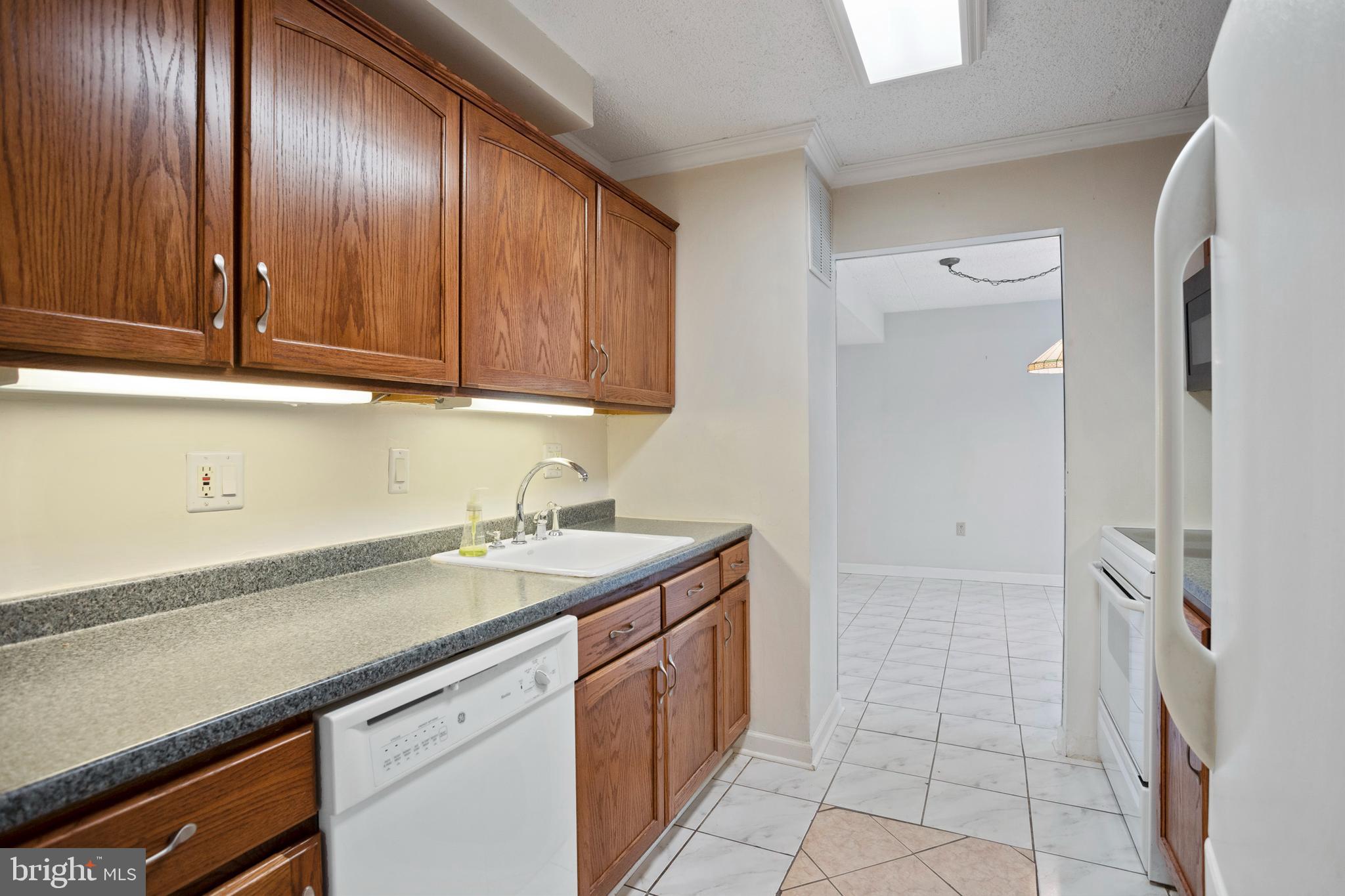 800 Avondale Road, Unit 4L Wallingford, PA 19086 - Photo 4 of 20 Kitchen