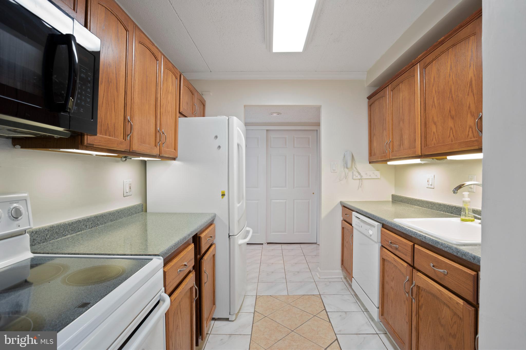 800 Avondale Road, Unit 4L Wallingford, PA 19086 - Photo 6 of 20 Kitchen