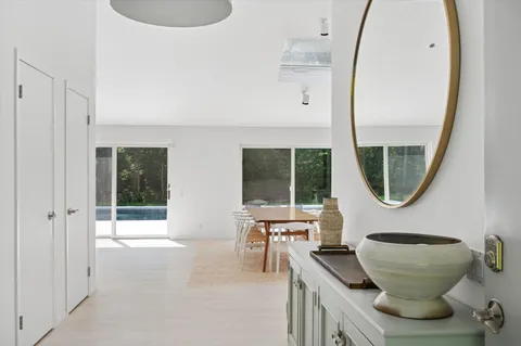 $2,995,000 | 14 Livery Lane, East Hampton, NY 11937