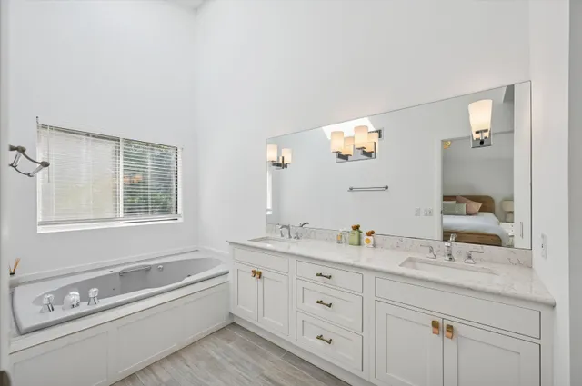 $2,995,000 | 14 Livery Lane, East Hampton, NY 11937