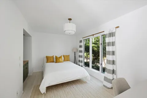 $2,995,000 | 14 Livery Lane, East Hampton, NY 11937