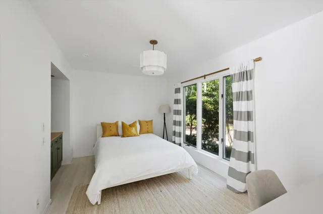 $2,995,000 | 14 Livery Lane, East Hampton, NY 11937