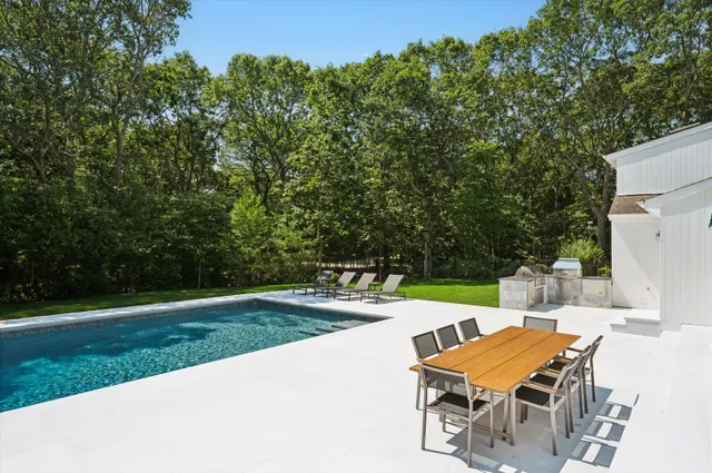 $2,995,000 | 14 Livery Lane, East Hampton, NY 11937