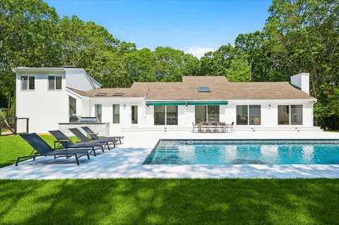 $2,995,000 | 14 Livery Lane, East Hampton, NY 11937