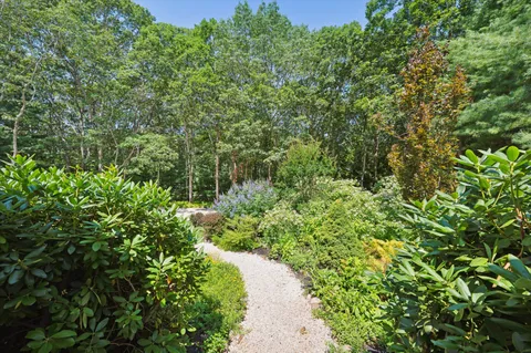 $2,995,000 | 14 Livery Lane, East Hampton, NY 11937