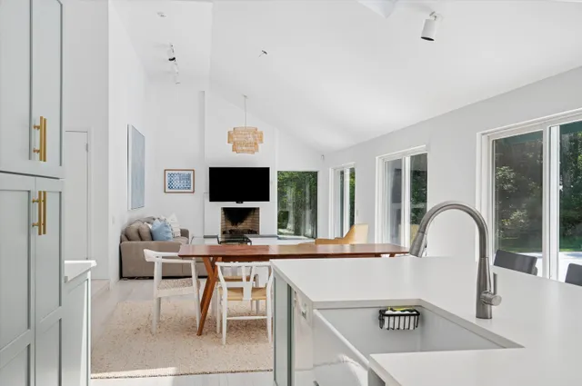 $2,995,000 | 14 Livery Lane, East Hampton, NY 11937