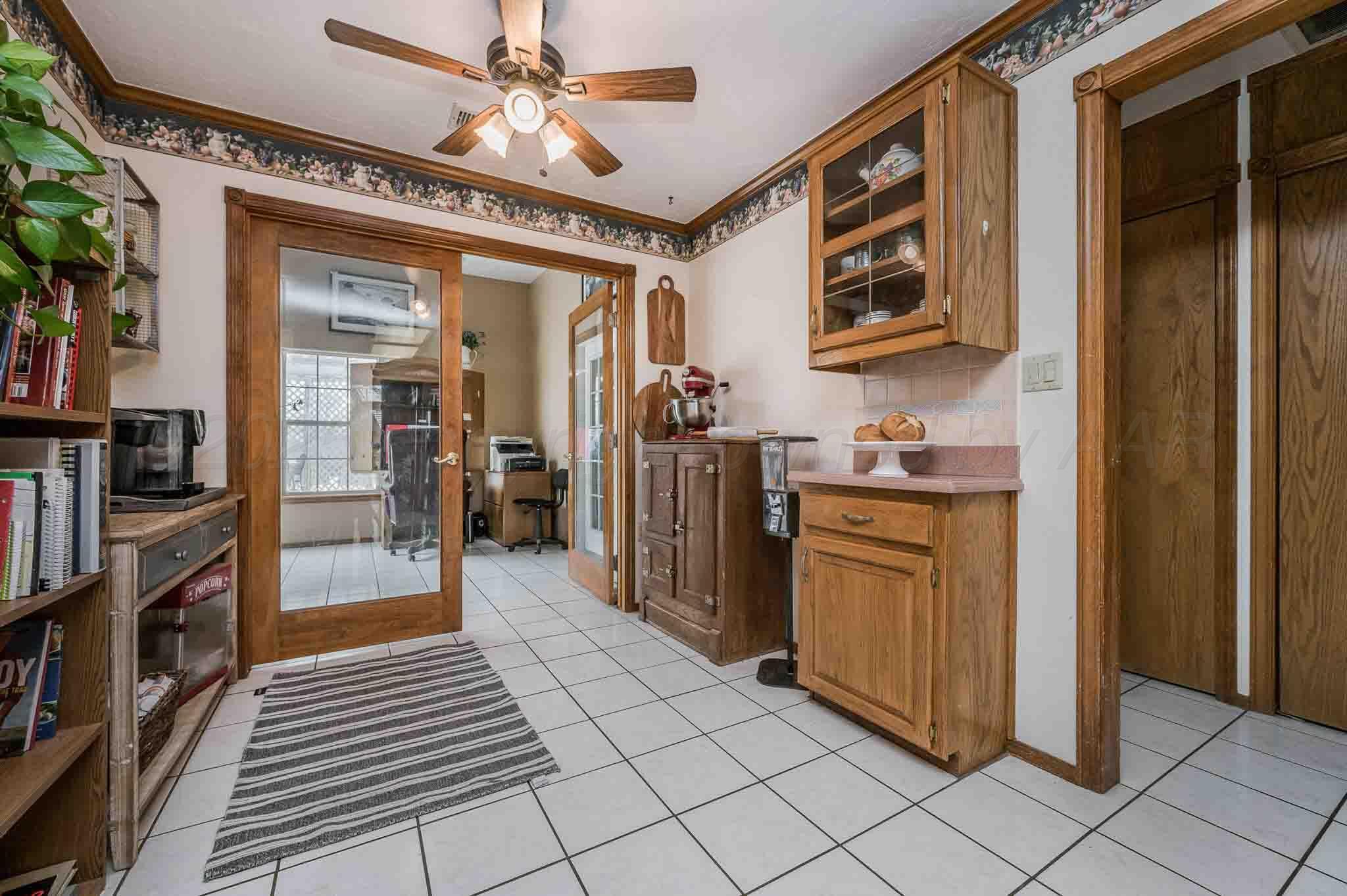 200 Tanglewood Drive Amarillo, TX 79118 - Photo 11 of 29 200 Tanglewood Dr. Entry to Sunroom