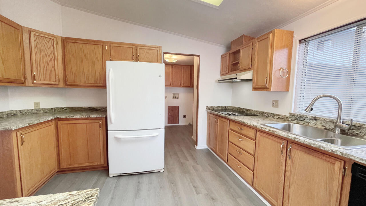 555 Freeman Road, Unit 60 Central Point, OR 97502 - Photo 11 of 24 kitchen