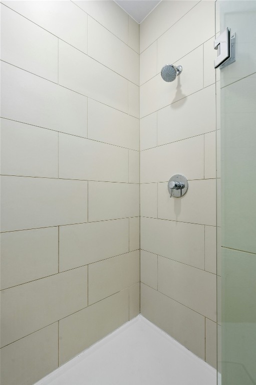 4361 South Congress Avenue, Unit 129 Austin, TX 78745 - Photo 15 of 25 a bathroom with a shower