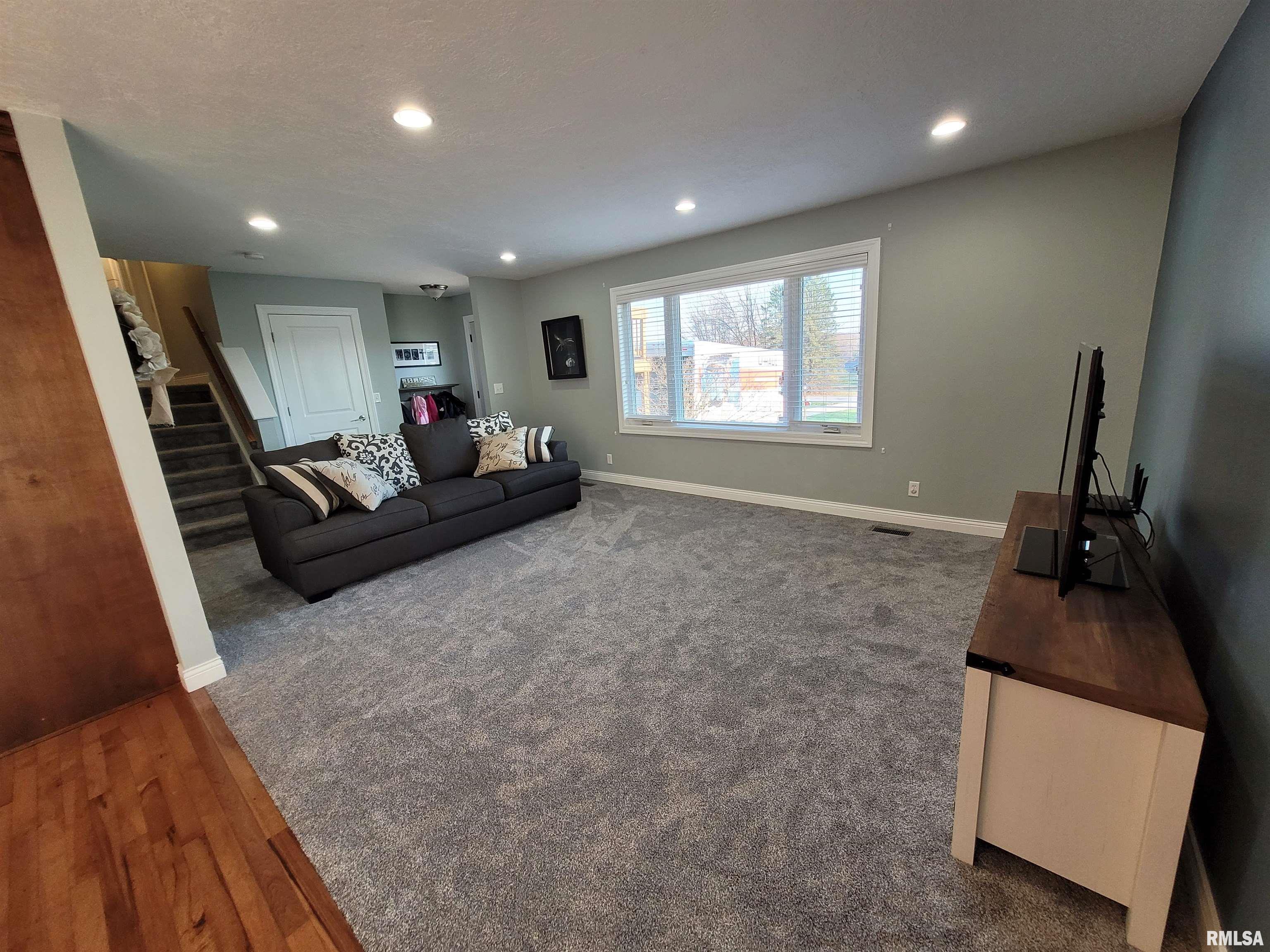 2751 Brookview Road Muscatine, IA 52761 - Photo 3 of 22 Gallery Image 3