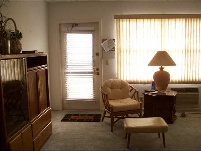 21 Preston A, Unit 21 Boca Raton, FL 33434 - Photo 3 of 9 Living Room