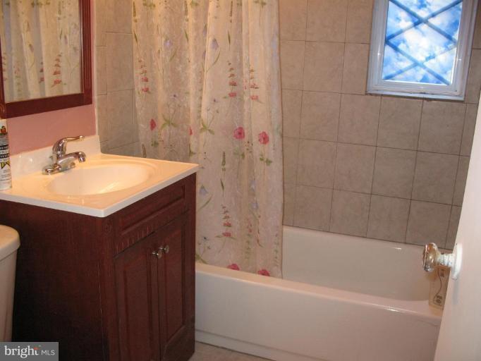 5403 Littleford Street Springfield, VA 22151 - Photo 10 of 21 a bathroom with a sink and a bathtub