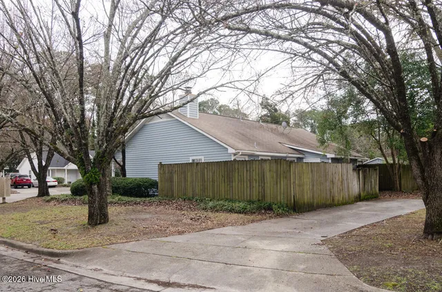 $1,300 | 818 Varsity Drive, Wilmington, NC 28403