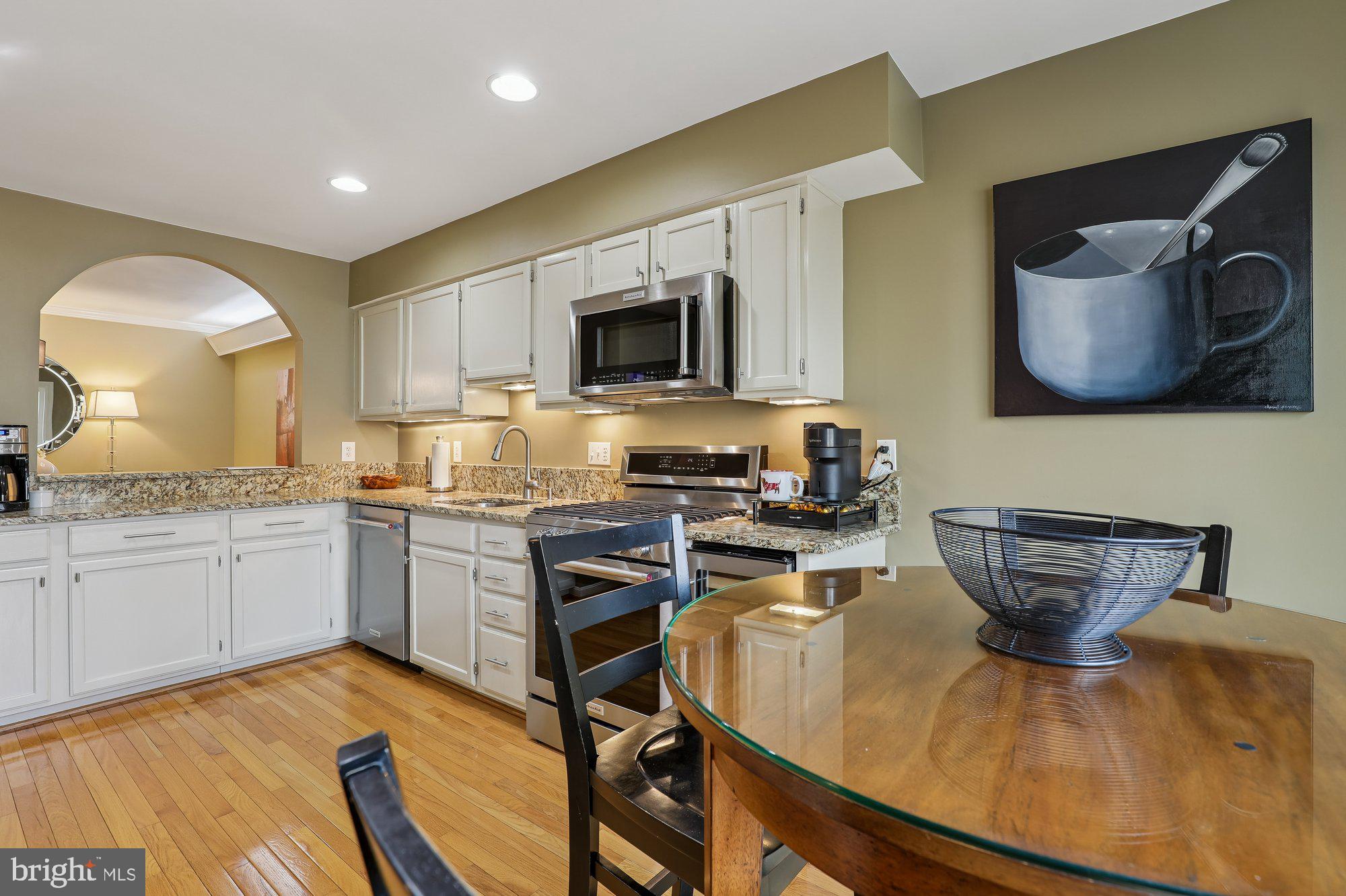 8019 Galla Knoll Circle Springfield, VA 22153 - Photo 14 of 57 a kitchen with a stove and a microwave