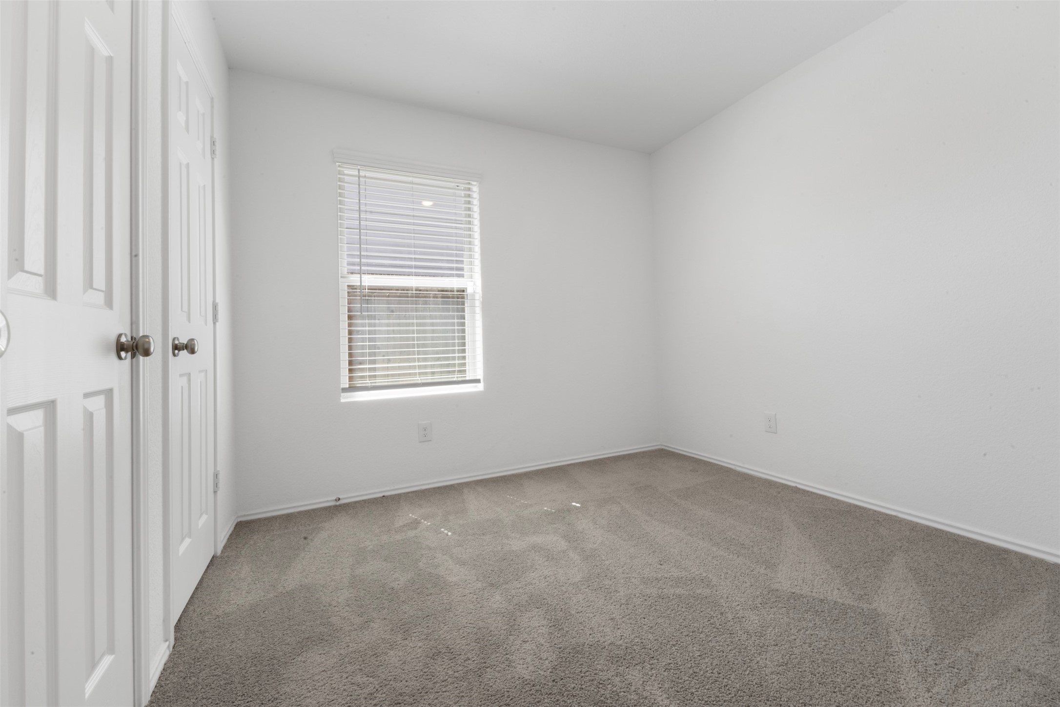 14506 Broadbury Pond Road Rosharon, TX 77583 - Photo 18 of 25 an empty room with windows