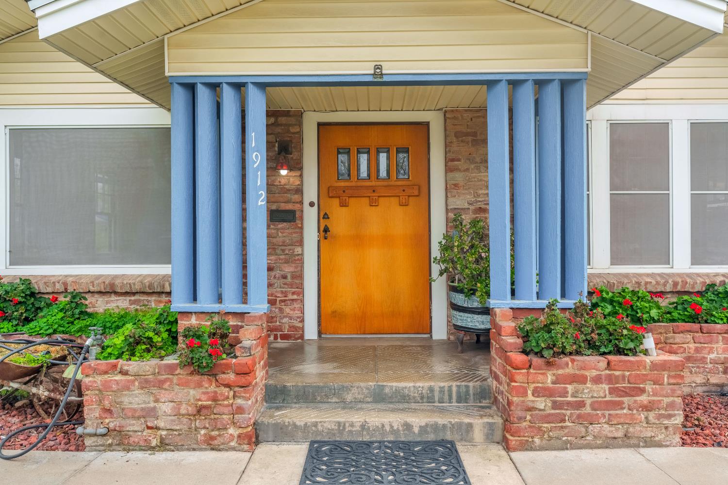 1912 North Vagedes Avenue Fresno, CA 93705 - Photo 3 of 39