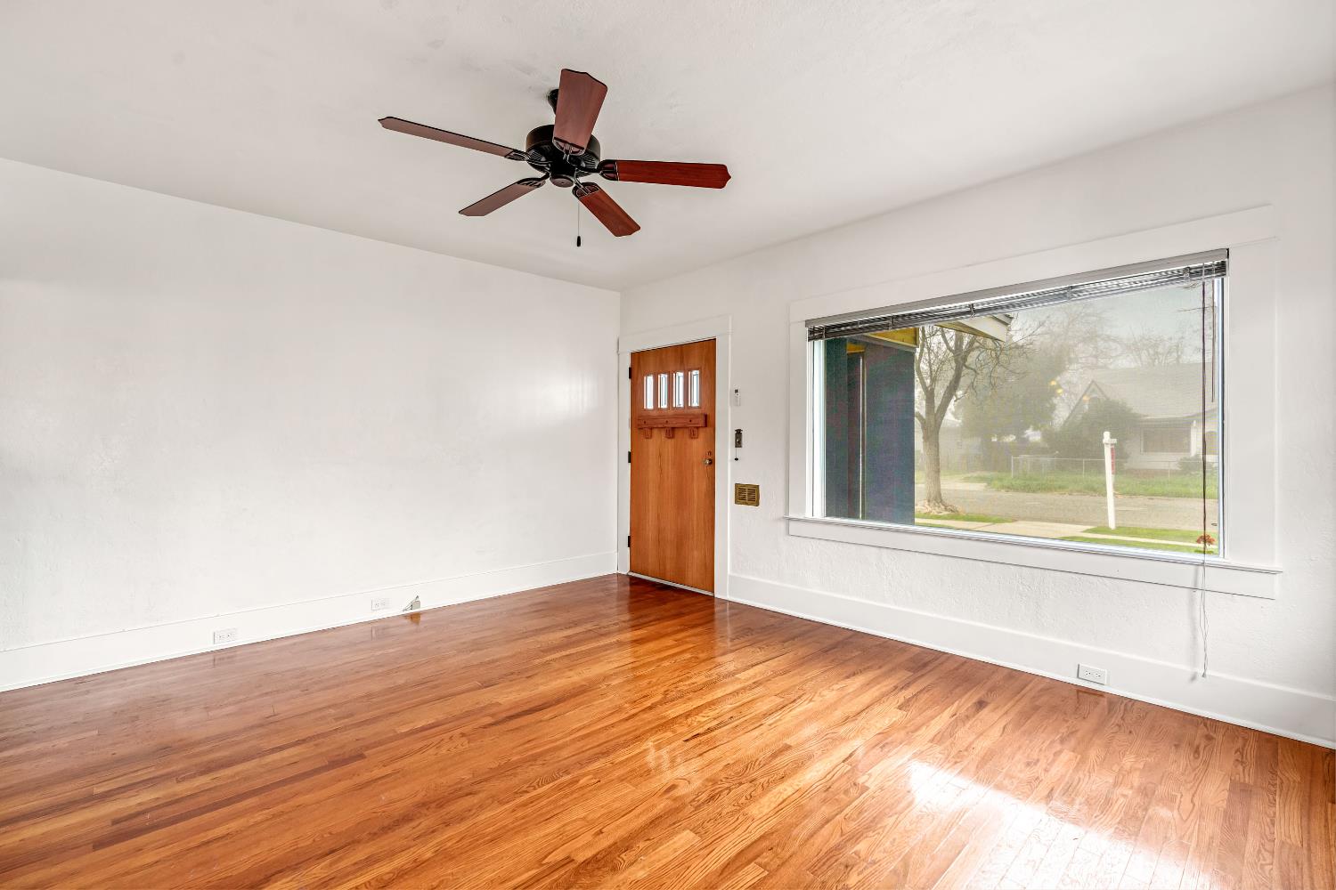 1912 North Vagedes Avenue Fresno, CA 93705 - Photo 7 of 39