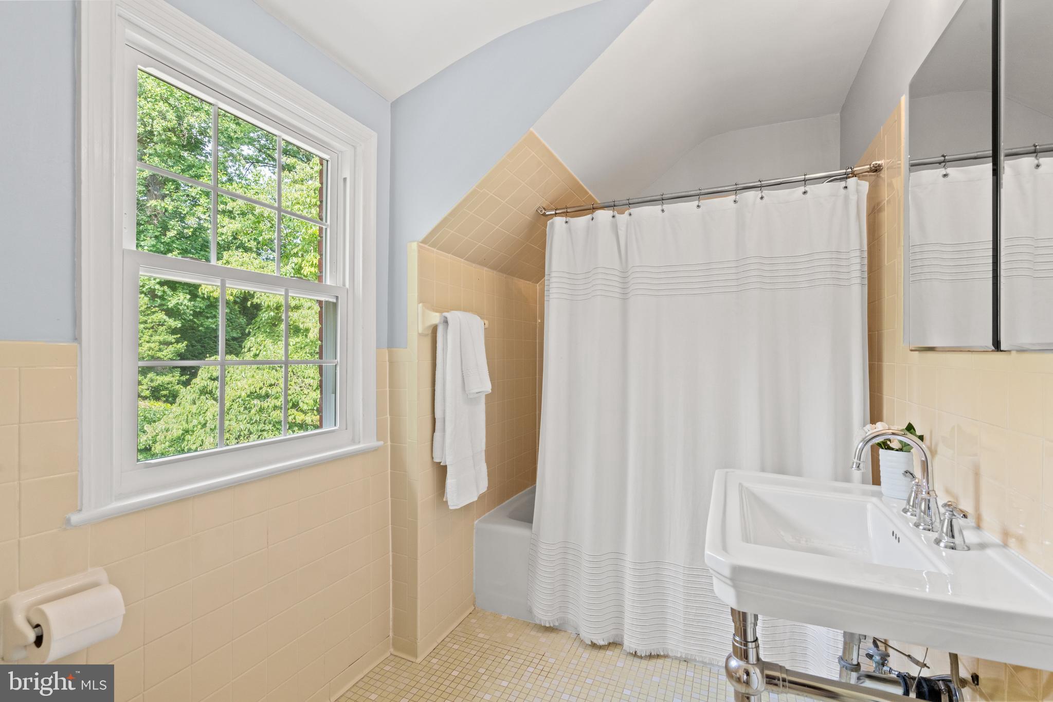 10208 Edgewood Avenue Silver Spring, MD 20901 - Photo 25 of 40 Upstairs Full Bath